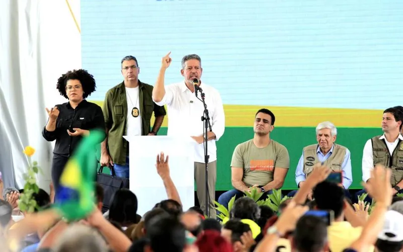 Imagem ilustrativa da imagem ARTHUR LIRA RESSALTA IMPORTÂNCIA DE PROGRAMAS SOCIAIS PARA REDUZIR ‘DEFICITS’ NO ESTADO