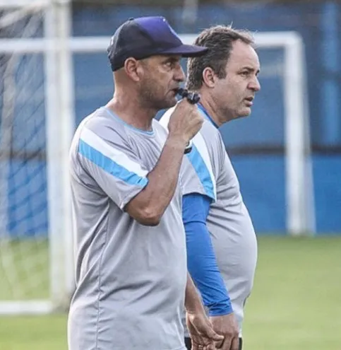Adriano Cabeça (de boné) comanda treinos do CSA, enquanto novo técnico não é definido