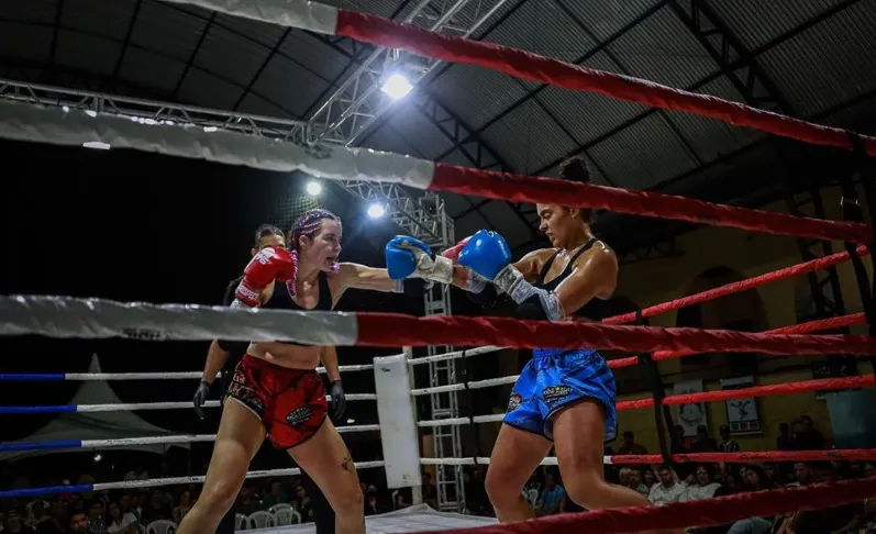 Bárbara Acioly (esq) fez a primeira luta após a pandemia e ganhou o cinturão do peso leve no muay thai