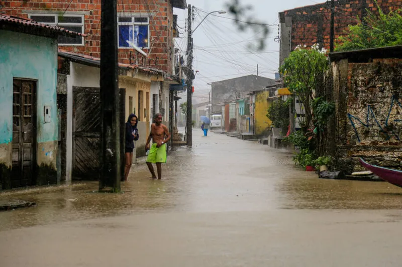 Chuvas que caíram em Alagoas deixaram ruas no Vergel do Lago completamente alagadas