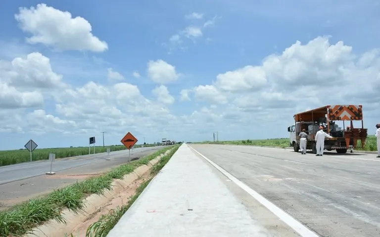 Imagem ilustrativa da imagem BOLSONARO ENTREGA HOJE 40 KM DA DUPLICAÇÃO DA BR-101 ENTRE AL E SE