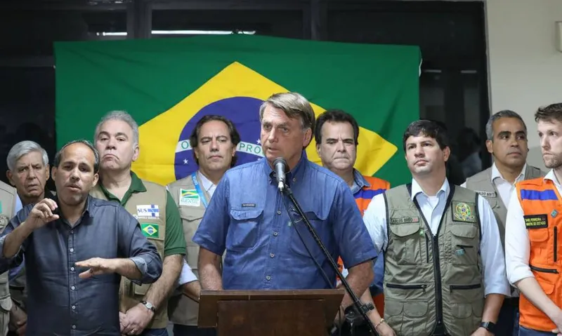 Imagem ilustrativa da imagem BOLSONARO SOBREVOA ÁREAS ATINGIDAS POR CHUVA NO RECIFE