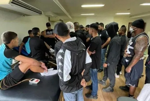 Torcedores entraram nas dependências do Espaço Lonier, onde o clube alvinegro realiza seus treinamentos