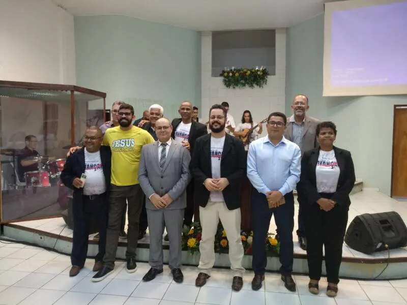 Pastor Djalma (3º à esq) com pastores e missionários no culto da Associação Centro Oriental