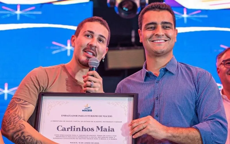 Imagem ilustrativa da imagem CARLINHOS MAIA RECEBE TÍTULO DE ‘EMBAIXADOR PARA O TURISMO DE MACEIÓ