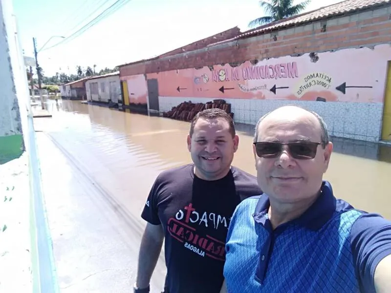 Pastor Djalma percorre ruas ainda parcialmente inundadas no município de Feliz Deserto-AL
