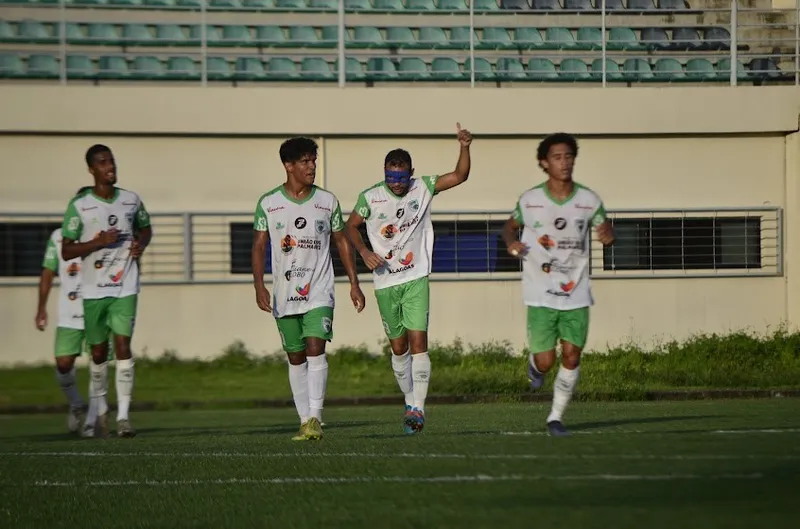 Etinho (de máscara) comemora gol feito por ele em partida contra o Dínamo