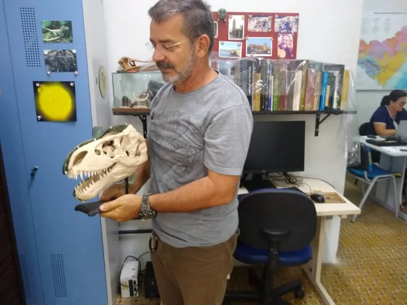 Imagem ilustrativa da imagem CHUVAS DANIFICAM MUSEU DE HISTÓRIA NATURAL E ACERVO FICA AMEAÇADO
Diretor confirma situação crítica do imóvel centenário e quer R$ 1 milhão para recuperar patrimônio
ARNALDO FERREIRA
REPÓRTER
As fortes chuvas das últimas duas semanas em todo o Estado também danificaram seriamente o centenário prédio da Faculdade de Medicina de Alagoas, que hoje abriga o Museu de História Natural da Universidade Federal de Alagoas. A parte estrutural do imóvel está com infiltrações, e as redes elétrica e hidráuli