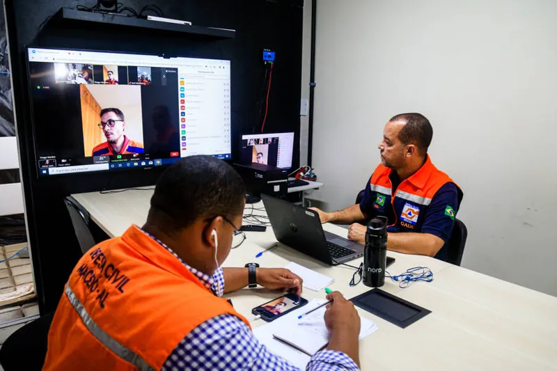 Maceió, 30 de maio de 2022
Reunião on-line com a Defesa Civil Nacional junto aos municípios alagoanos, na sede da Defesa Civil Municipal, no bairro do Pinheiro, em Maceió. Alagoas - Brasil.
Foto:@Ailton Cruz