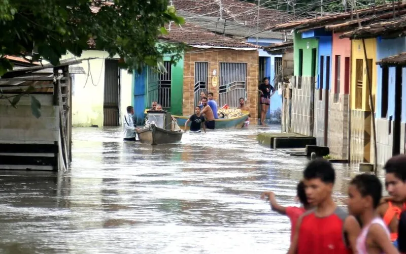 Defesa Civil Estadual voltou a alertar, ontem (8), sobre o risco de transbordamento de rios