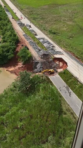 Imagens aéreas divulgadas pela Polícia Rodoviária Federal (PRF) nesta quarta-feira (6) mostram a cratera que abriu na BR-101