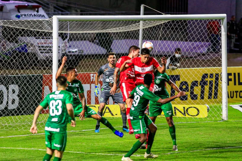 Maceió, 14 de outubro de 2020
Lance do jogo entre CRB e Chapecoense. Partida atrasada válida pela 9ª rodada do Campeonato Brasileiro da Série B de 2020, realizada no Estádio Rei Pelé. Alagoas - Brasil.
Foto: Ailton Cruz