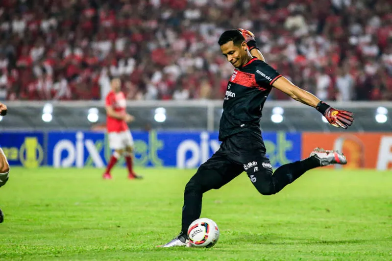 Goleiro regatiano Diogo Silva possui a melhor média de defesas da Série B, até o momento