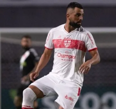 No duelo com o Londrina, Maicon foi substituído no final do primeiro tempo com problema no posterior da coxa direita