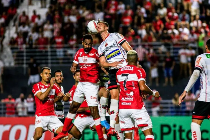 Após vencer a Chape fora de casa, Galo retorna para Maceió para encarar o Gavião-Carcará