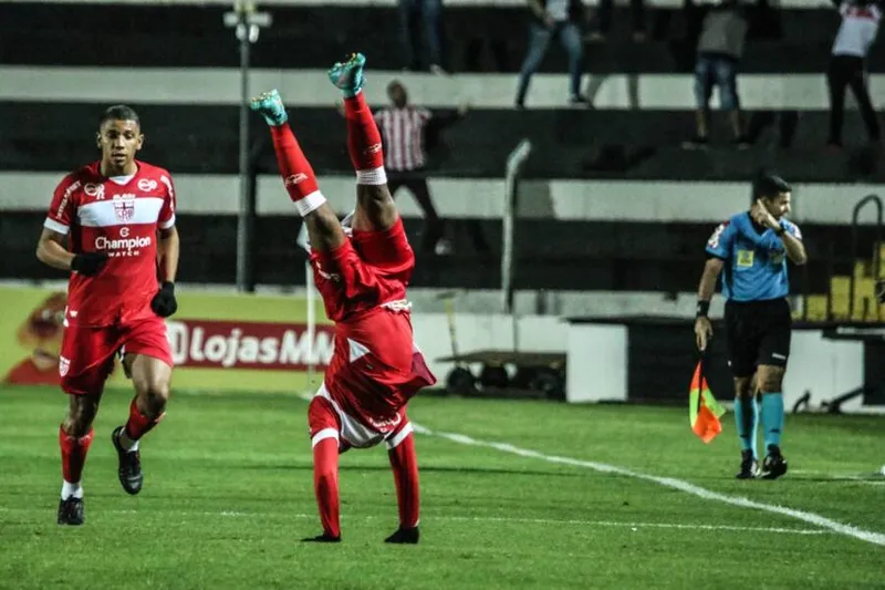 Negueba vibra com seu gol na vitória do Galo por 3 a 2, sobre o Alvinegro, fora de casa