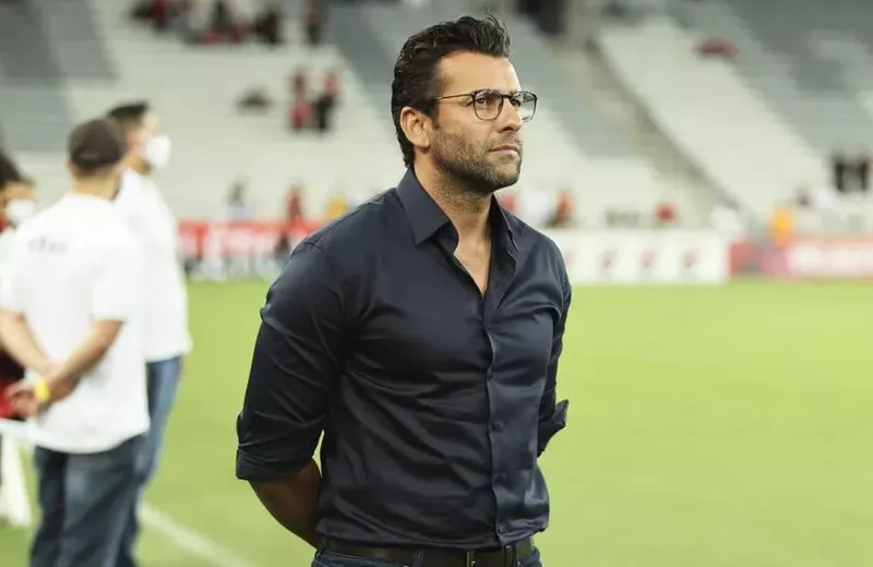 Alberto Valentim assume o comando do Azulão do Mutange após passagem vitoriosa pelo Athletico Paranaense; Valentim conquistou a Copa Sul-Americana de 2021