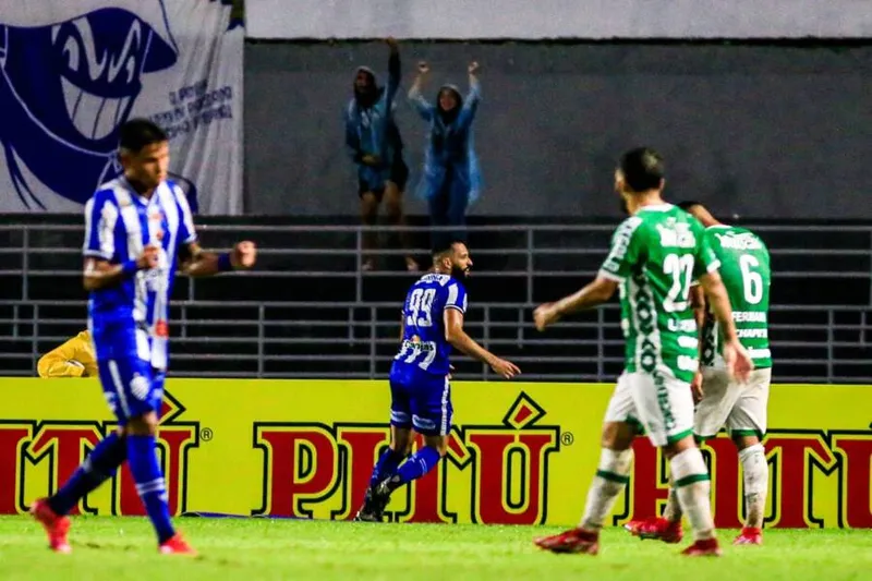 Momento da comemoração de Rodrigo Rodrigues, autor do único gol do CSA na partida contra a Chapecoense