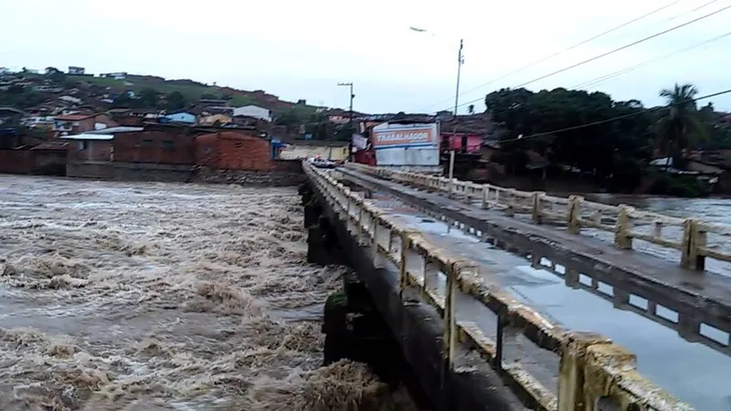Com a elevação do nível do rio Paraíba, em Atalaia, cerca de quinze famílias tiveram de ser retiradas de suas casas