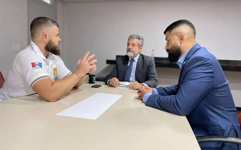 Imagem ilustrativa da imagem DELEGADOS REFORÇAM IMPORTÂNCIA DE AÇÕES INTEGRADAS EM ENCONTRO COM SECRETÁRIO
DA REDAÇÃO
COM ASSESSORIA
Os delegados Fábio Costa e Thiago Prado estiveram, na tarde desta terça-feira (7), com o secretário de Estado da Segurança Pública, Flávio Saraiva. No encontro, eles reforçaram a importância das ações integradas para o combate aos crime organizado em Alagoas e aproveitaram para dar boas-vindas e desejar êxito nos trabalhos ao novo titular da pasta, que tomou posse no mês passado.
“Conversamos