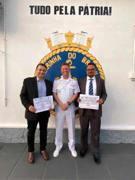 Imagem ilustrativa da imagem DIRETOR E PRODUTOR DA TV MAR SÃO HOMENAGEADOS PELA MARINHA
Junto a outraspersonalidades,FernandoJameseAlexandreLinoreceberam o título de Tripulantes Honorários
PATRÍCIA BARROS
REPÓRTER
Uma solenidade marcada pela emoção. Assim foi a cerimônia realizada pela Capitania dos Portos de Alagoas para marcar a alusão ao 157° aniversário da Batalha Naval do Riachuelo, data magna da Marinha, nessa sexta-feira, 10 de junho.
Conduzida pelo Capitão dos Portos de Alagoas, Capitão de Mar e Guerra Wendell Petr