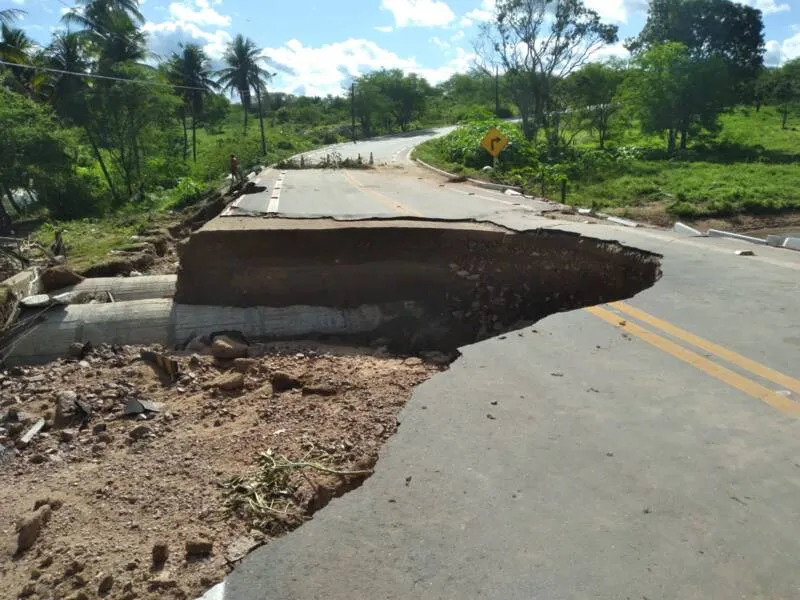 Imagem ilustrativa da imagem DOIS RIACHOS: CRATERA SE ABRE EM ESTRADA RECÉM-INAUGURADA PELO GOVERNO DE ALAGOAS
DA REDAÇÃO

Recém-inaugurada pelo Governo de Alagoas, a pista de acesso ao Povoado Pai Mané, no município de Dois Riachos, no Sertão de Alagoas, já está precisando de reparos urgentes. Em um trecho, uma enorme cratera se abriu na via, pouco mais de 2 meses após ser entregue à população.
A obra custou R$ 9 milhões aos cofres públicos estaduais, o que equivale a um gasto médio de R$ 1,5 milhão por cada quilômetro de