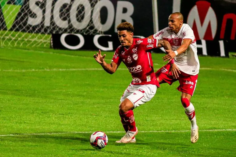 Claudinei (dir.) esteve em ação no jogo do Galo contra o Vila pela Série B de 2021