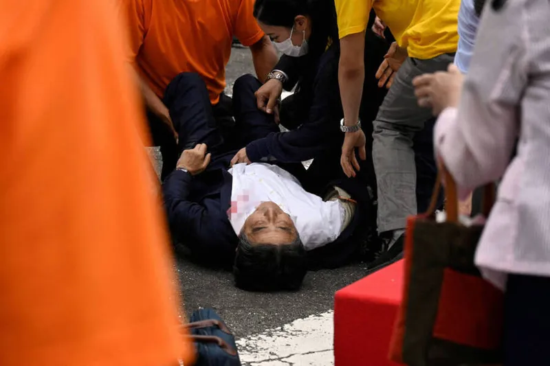 Imagem ilustrativa da imagem EX-PREMIÊ DO JAPÃO MORRE BALEADO DURANTE CAMPANHA