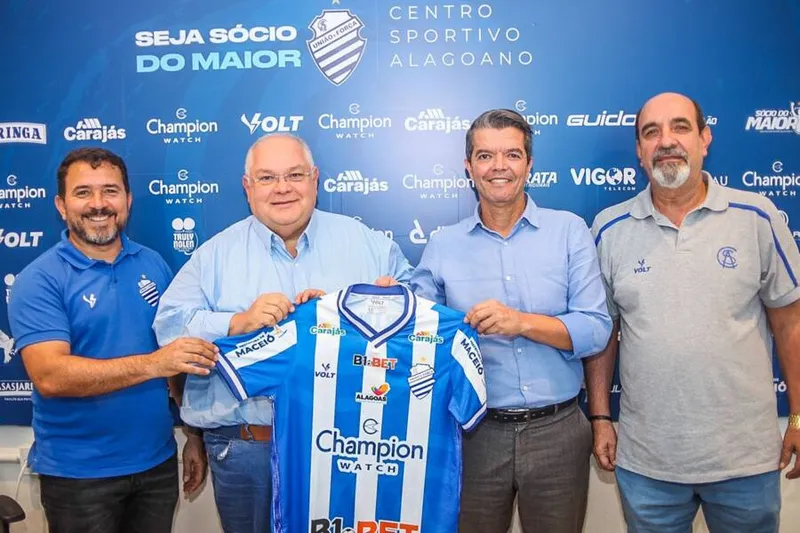 Novo Executivo de Futebol, Felipe Ximenes foi apresentado no Azulão ao lado do presidente Omar Coêlho (centro)