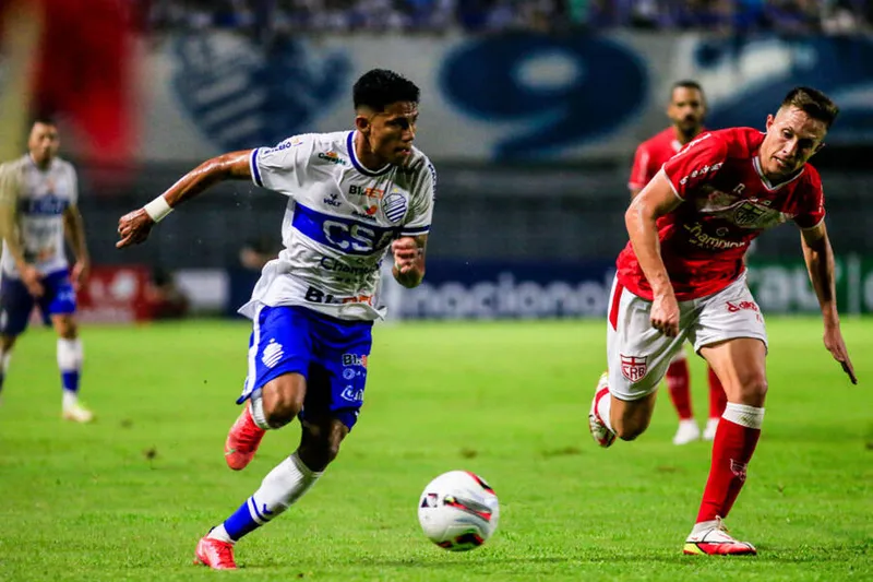 Lateral direito Lucas Marques tem sido destaque com a camisa do Azulão do Mutange