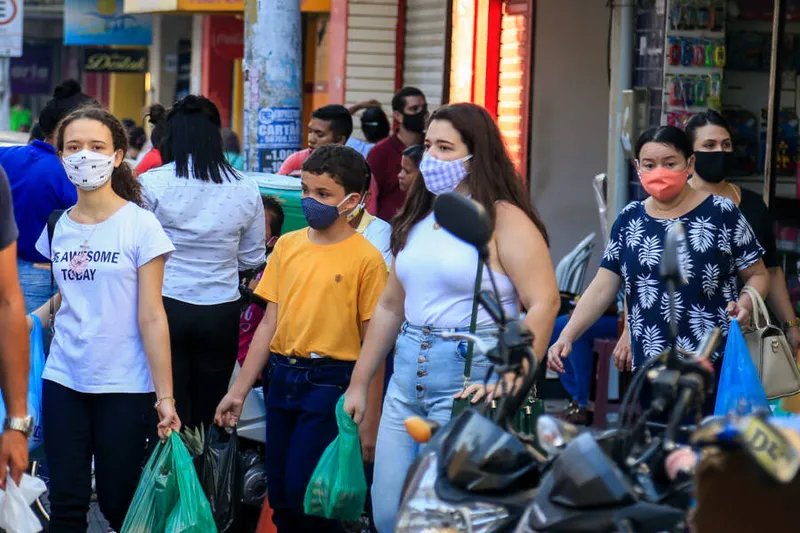 Maceió, 01 de outubro de 2020 
Movimento de pessoas de máscaras caminhando pelo calçadão no centro de Maceió. Alagoas - Brasil.
Foto: ©Ailton Cruz