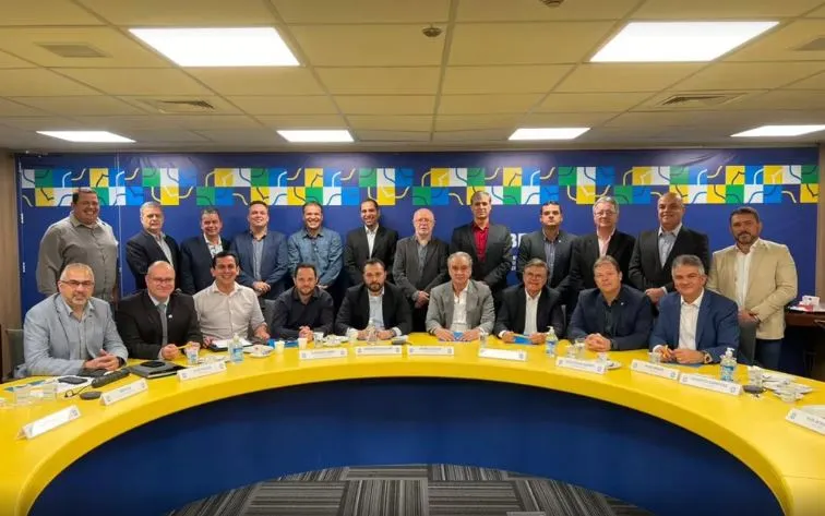 Representantes dos 25 clubes estiveram presentes na sede da CBF, no RJ, para assinar criação de nova liga