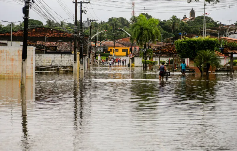 As chuvas que caem em Alagoas desde o fim de maio deixaram milhares de desabrigados