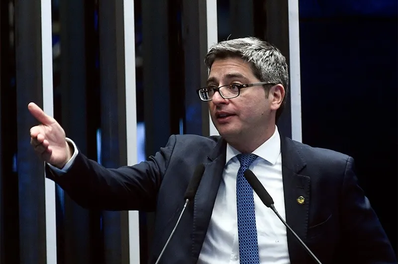 Imagem ilustrativa da imagem GOVERNO PROPÕE AUXÍLIO MAIOR E VALE PARA CAMINHONEIROS
AGÊNCIA SENADO
Líder do governo no Senado, Carlos Portinho confirmou a possibilidade de ampliação do benefício
JULIA CHAIB, IDIANA TOMAZELLI E MARIANNA HOLANDA
FOLHAPRESS
O governo Jair Bolsonaro (PL) quer aumentar o valor mínimo do Auxílio Brasil para R$ 600 e desistir de pagar uma compensação aos estados em troca de eles zerarem alíquota do ICMS sobre diesel e gás até o fim do ano.
O presidente chegou a anunciar a proposta de repasse no di