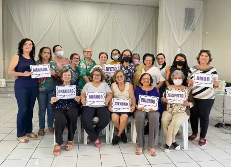 Líderes do Farol Master com um grupo de idosos assistidos pelo ministério