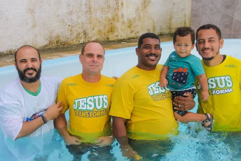 Pastor Wenbley (esq) agradecido a Deus pelo batismo de alunos do projeto Cristolândia e congregados da igreja
