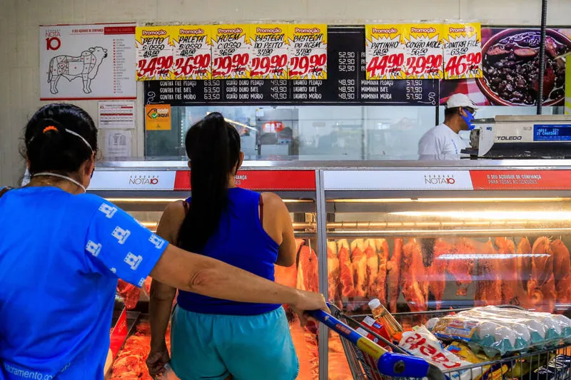 Consumidor alagoano está substituindo a carne por itens como linguiça, ovos e embutidos