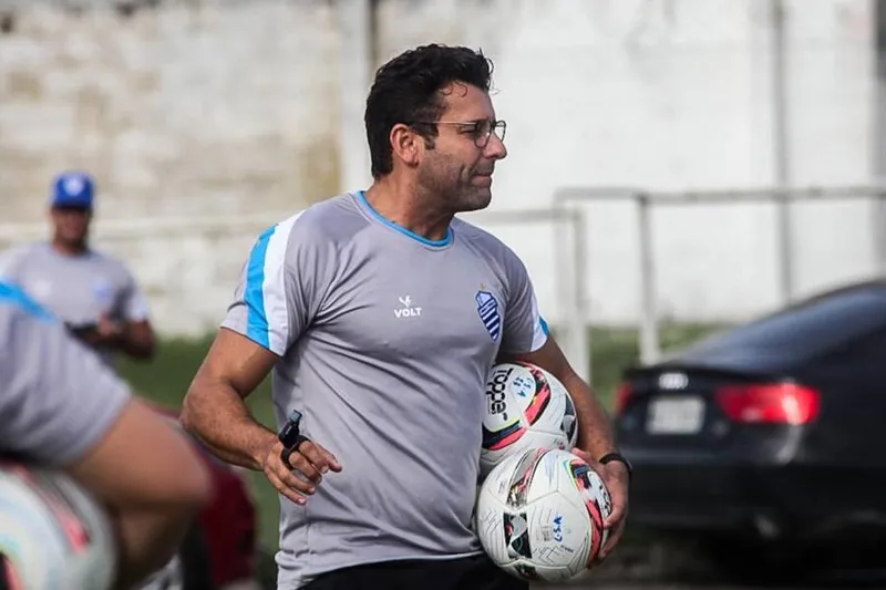CSA do técnico Alberto Valentim está em Curitiba e segue nesta quinta para Londrina, local do jogo deste sábado (2)