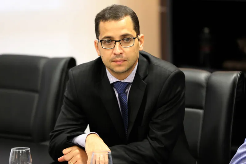 Imagem ilustrativa da imagem LOCAL DEVE SER ESPAÇO PARA ‘ACOLHIMENTO’
Para o presidente da Comissão de Diversidade Sexual e Gênero da Ordem dos Advogados do Brasil em Alagoas (OAB-AL), Marcus Vasconcelos, a delegacia especializada para essas populações é “extremamente importante”. “Diversas são as dificuldades na esfera pública enfrentadas pelas vítimas de LGBTQIA+fobia, dificuldades essas que são, em boa parte, consequência da falta de capacitação no Poder Público e dos responsáveis pelo enfrentamento dessas demandas”, afi
