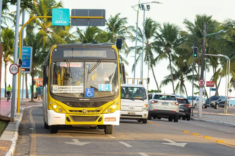 Usuários vão acessar ônibus pelas portas do meio e traseira