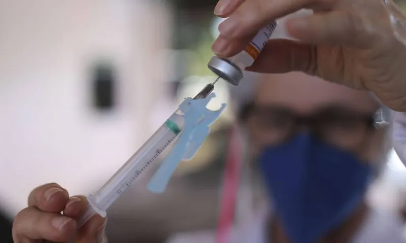 Dose de reforço contra o novo coronavírus não chegou nem a 60% da população no País