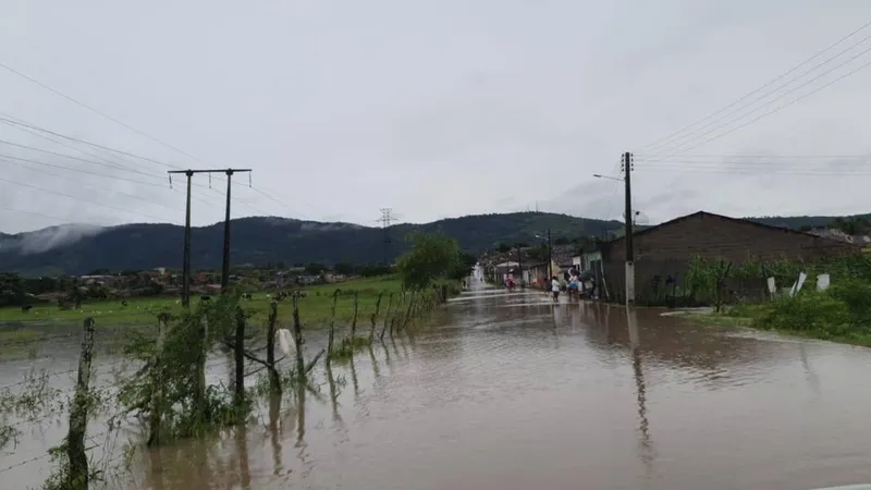 As chuvas que caíram em Alagoas atingiram pelo menos 90% dos municípios e causando estragos e prejuízos
