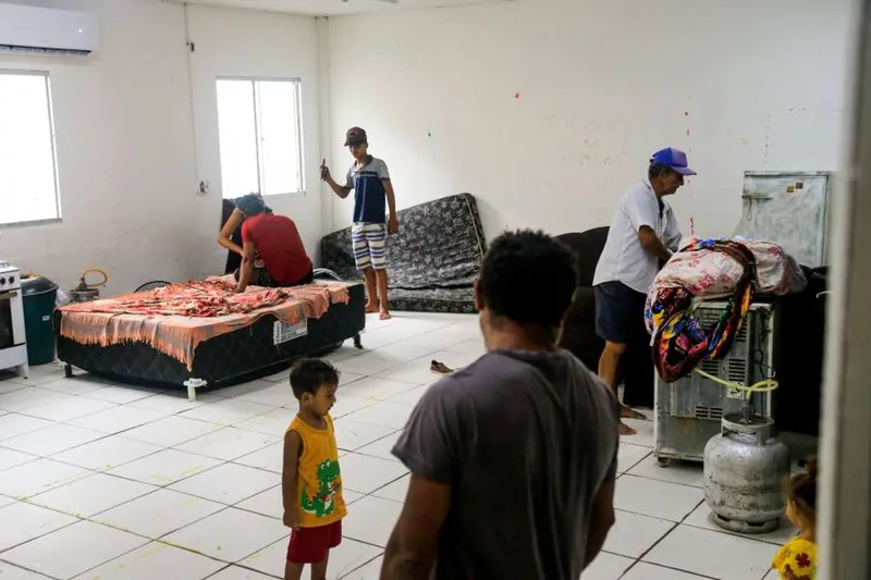 Famílias afetadas pelas chuvas estão alojadas em escola em Marechal Deodoro