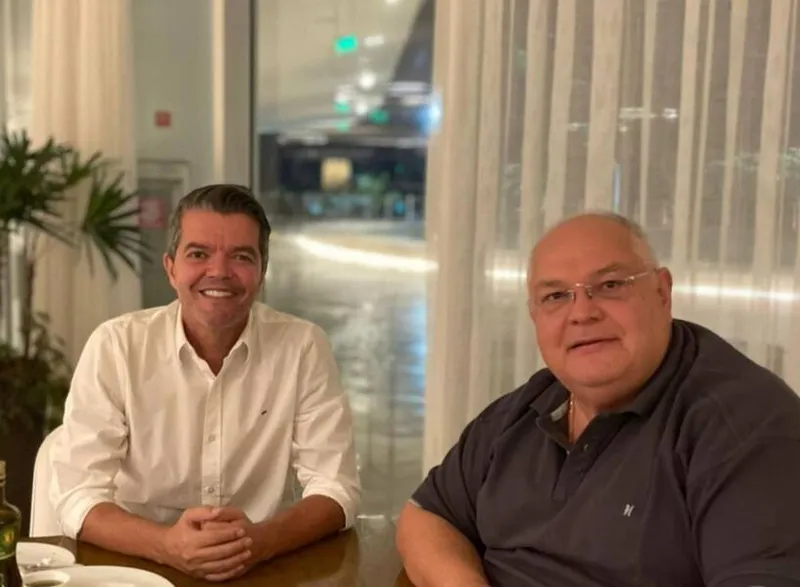 Felipe Ximenes, ao lado do presidente do CSA, Omar Coêlho, é o novo Executivo de Futebol azulino