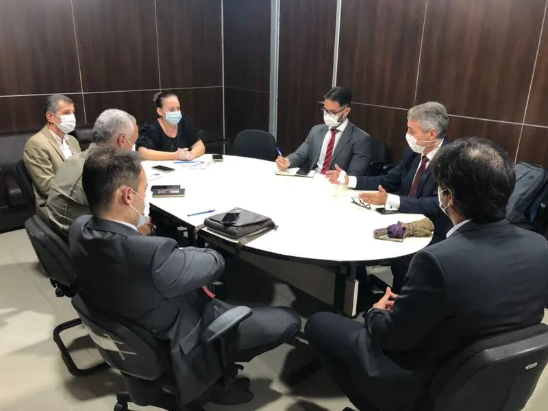Imagem ilustrativa da imagem NÚCLEO DO TRE TRAÇA ESTRATÉGIAS PARA O COMBATE À DESINFORMAÇÃO EM ALAGOAS
ASCOM TRE/AL
Núcleo fará parcerias com instituições para enfrentar efeitos das fake news
DA REDAÇÃO
COM ASSESSORIA
Os integrantes do Núcleo Permanente de Combate à Desinformação do Tribunal Regional Eleitoral de Alagoas (TRE/AL) se reuniram na tarde de ontem para traçar estratégias no combate a todos os tipos de desinformação direcionados ao pleito eleitoral deste ano. A reunião aconteceu na sede do Tribunal e já definiu a