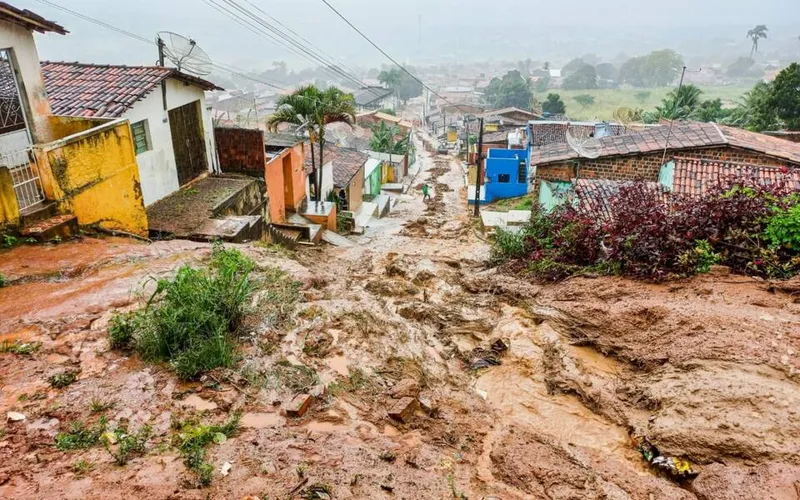 Em Palmeira dos Índios, onde uma pessoa morreu na madrugada da última segunda-feira (6), após deslizamento de barreira, a situação ainda é de alerta