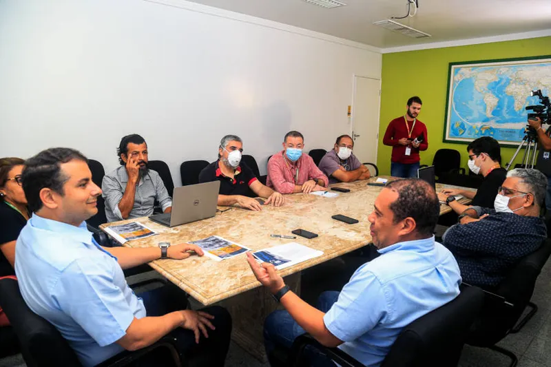 Fernando James (esq.) em reunião para apresentar a criação do Circuito Arnon de Mello