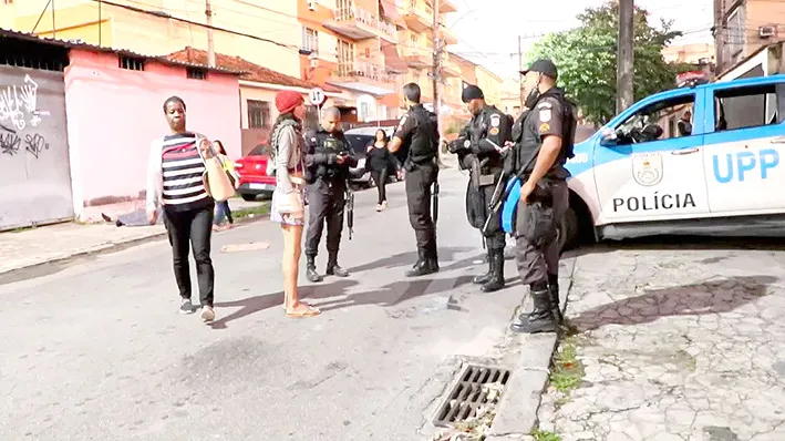 Policiais na Vila Cruzeiro, após operação que terminou com ao menos 22 mortos
