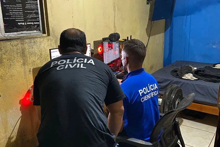 Policiais fazem busca em casa de homem suspeito de praticar exploração sexual infantil