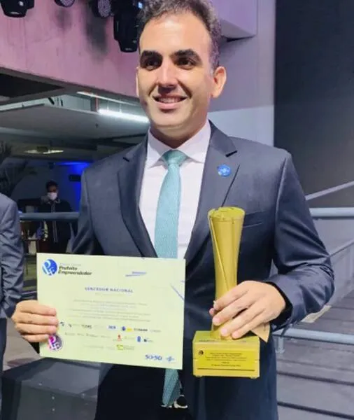 Imagem ilustrativa da imagem PILAR VENCE EDIÇÃO NACIONAL DO PRÊMIO SEBRAE
GREYCE BERNARDINO
REPÓRTER
O município do Pilar foi o grande destaque do 11º Prêmio Sebrae Prefeito Empreendedor, realizado na noite dessa terça-feira (28), na sede nacional do Sebrae, em Brasília-DF. É que Pilar venceu a edição nacional com o projeto Pilar Doce Lar – Vivendo uma Cidade Empreendedora, reafirmando, assim, o sucesso da gestão que já proporcionou o surgimento de quase dois mil microempreendedores individuais.
O Prêmio Sebrae reconhece, d